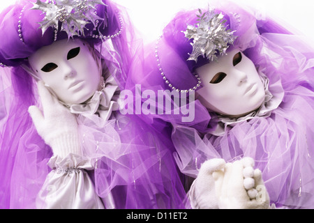 1990ER JAHRE KARNEVAL MASKIERT PAAR VENEDIG ITALIEN Stockfoto