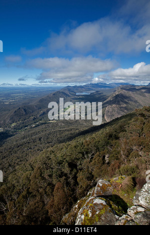 Blick auf die weite Landschaft der Täler und Bergketten des Grampians National Park vom Schnellboot Lookout in Victoria Australien Stockfoto