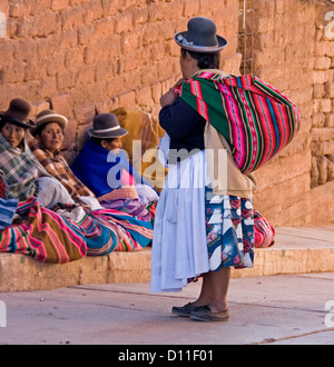 Indigene Frauen in traditioneller Tracht sitzt auf Wanderweg im Dorf von Moho in Anden von Peru, Südamerika Stockfoto