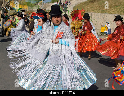 Indigene Frauen in Silber und rot traditionellen Kleid tanzen im Straßenkarneval in der Stadt La Paz, Bolivien, Südamerika Stockfoto