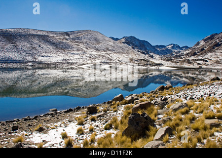 Bolivianische Landschaft mit Schnee bedeckt Berge und ruhigen blauen Wasser der Laguna San Sebastian in der Nähe von Potosi, Anden, Stockfoto