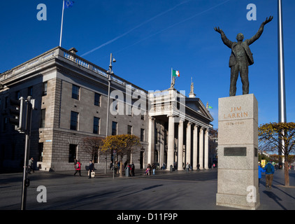 General Post Office (GPO) erbaut 1818, Jim Larkin Statue und Spire of Dublin (Denkmal des Lichts), O'Connell Street, Dublin City, Irland Stockfoto