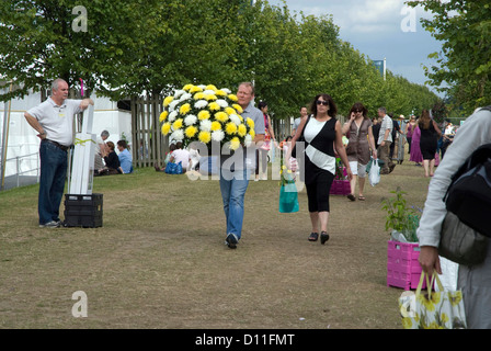 Menschen mit Käufen Hampton Court Flower Show, West-London Stockfoto