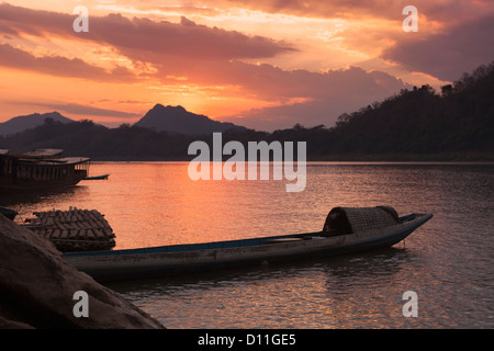 Sonnenuntergang über dem Fluss Mekong, Luang Prabang, Laos Stockfoto