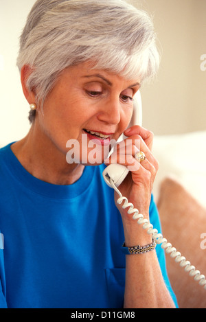 1990ER JAHRE ÄLTERE FRAU AM TELEFON Stockfoto