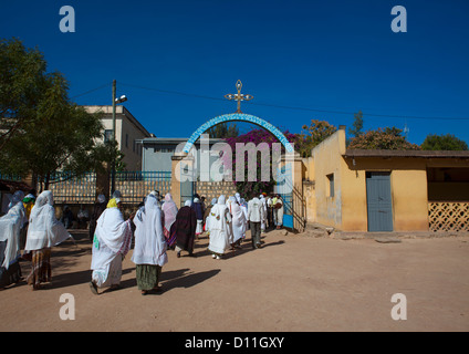 Menschen gehen zur Kirche, Harar, Äthiopien Stockfoto