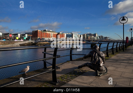 Skulptur eines Docker oder Linienrichter auf der regenerierten Fluss Liffey Quays, Stadt Dublin, Irland Stockfoto