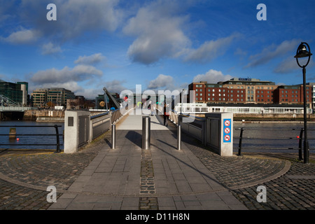 Sean O'Casey-Brücke über den Fluss Liffey, Stadt Dublin, Irland Stockfoto