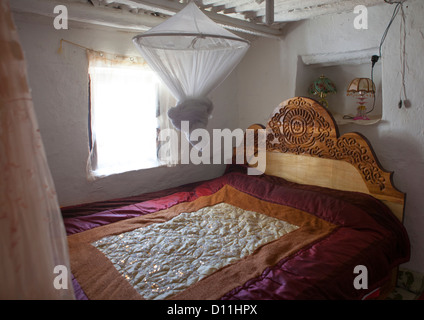 Dekoration aus einem traditionellen Harari-Schlafzimmer mit einem Moskitonetz, Harar, Äthiopien Stockfoto