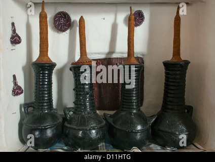 Butter-Gläser In einem traditionellen Haus der Harari, Harar, Äthiopien Stockfoto