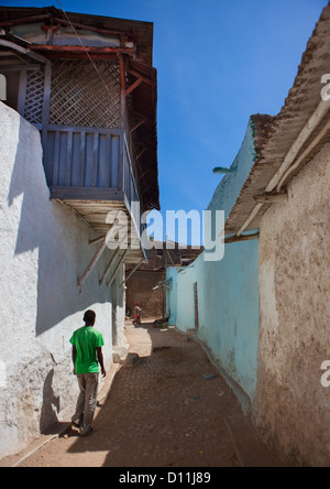 Mann In einer schmalen Straße von der alten Stadt von Harar, Äthiopien Stockfoto