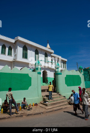 Menschen am Eingang einer Moschee, Harar, Äthiopien Stockfoto
