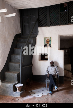 Porträt eines Mannes In Emir Nur Haus In der alten Stadt von Harar, Äthiopien Stockfoto