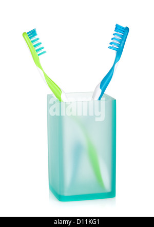Zwei bunte Zahnbürsten im Glas. Isoliert auf weißem Hintergrund Stockfoto