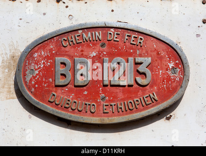 Logo-Plakette in einem Zug von Chemin De Fer Djibouto Ethiopien In Dire Dawa Station, Äthiopien Stockfoto