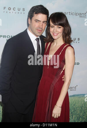 4. Dezember 2012 - New York, New York, US - Schauspieler RON LIVINGSTON und ROSEMARIE DEWITT besuchen die New Yorker Premiere von "Promised Land" bei AMC Loews Lincoln Square statt. (Bild Kredit: Nancy Kaszerman/ZUMAPRESS.com ©) Stockfoto