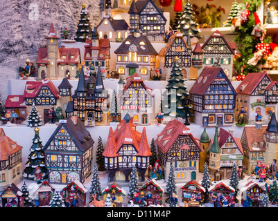 Traditionelle Laternen in Form Modellieren der alten Häuser zum Verkauf auf Handwerk Stall in Köln-Weihnachtsmarkt in Deutschland in Deutschland Stockfoto