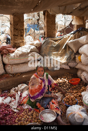 Porträt einer Frau-Verkäufer auf dem Markt, Dire Dawa, Äthiopien Stockfoto