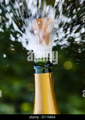 Champagner-Flasche eröffnet mit Korken fliegen Stockfoto