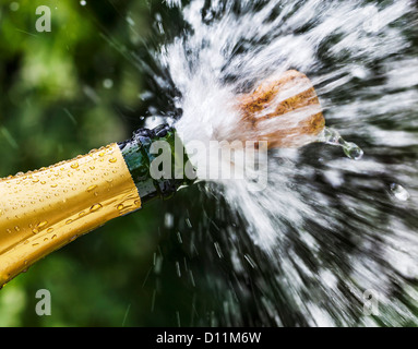 Champagner-Flasche eröffnet mit Korken fliegen Stockfoto