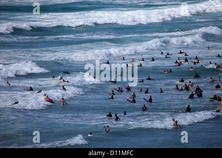 Ansicht der Surfer im Meer am Strand von Perranporth; Cornwall Grafschaft; England; UK Stockfoto