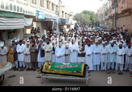 KARACHI, PAKISTAN, Dez. 05: Menschen bieten Beerdigung Gebet Sunni Tehreek Arbeiter Zahid Qadri P.I.B Kolonie in Karachi auf Mittwoch, 5. Dezember 2012. Zahid Qadri von unbekannten schützen in der Nähe seines Hauses getötet, als er den Weg zu seinem Büro war. (S.Imran Ali/PPI Images). Stockfoto