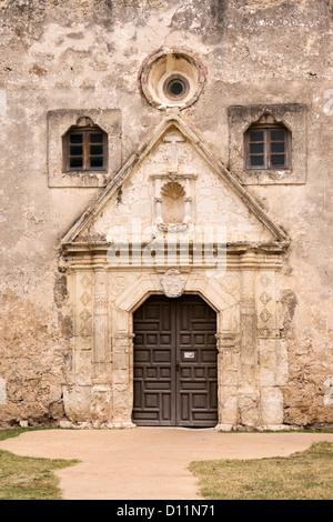 Eingangstür der Kirche Mission Concepción De La Purísima Concepción in San Antonio, Texas. Stockfoto
