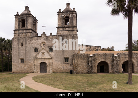 Vor der Kirche auf Mission Concepcion in San Antonio, Texas. Stockfoto