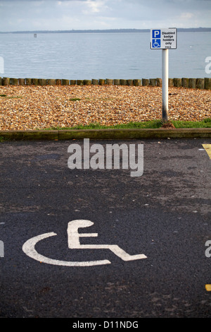 Nur Inhaber von Behindertenausweisen, kostenloser Parkplatz und Schild in Calshot, Hampshire, Großbritannien, im November Stockfoto