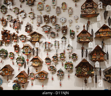 Wand-Display von Kuckucksuhren zu verkaufen in einem Souvenirshop in Deutschland Stockfoto