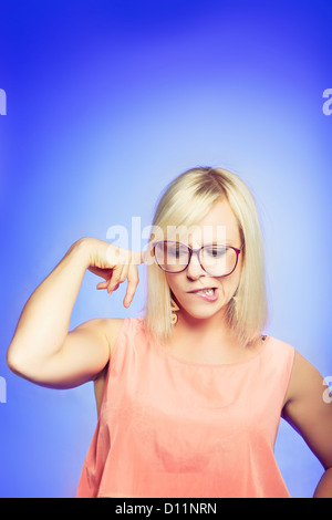 Unentschlossene Mädchen konnte nicht von einer guten Lösung für ihr Problem, so dass ihr frustriert denken. Stockfoto