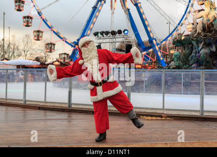 Mann, gekleidet in einen roten Weihnachtsmann Anzug auf einem Weihnachtsmarkt am Alexanderplatz, Berlin, Deutschland Stockfoto