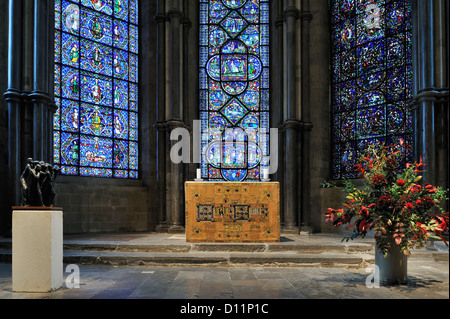 Glasfenster in der Corona-Kapelle im Inneren der Canterbury Kathedrale in Canterbury, Kent, England, UK Stockfoto