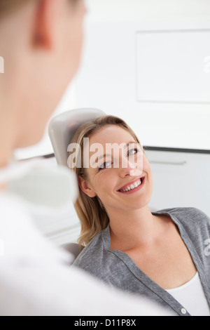 Deutschland, Lächeln Mitte Erwachsene Frau im Zahnarztstuhl, Stockfoto