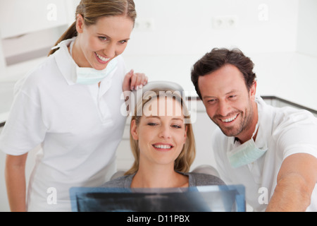 Deutschland, Zahnarzt mit Patienten anzeigen von X-ray Stockfoto