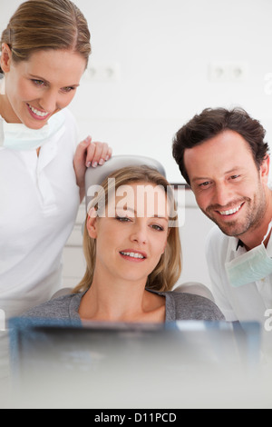 Deutschland, Zahnarzt mit Patienten anzeigen von X-ray Stockfoto