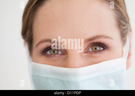 Deutschland, Nahaufnahme von Zahnarzt mit Mundschutz Stockfoto