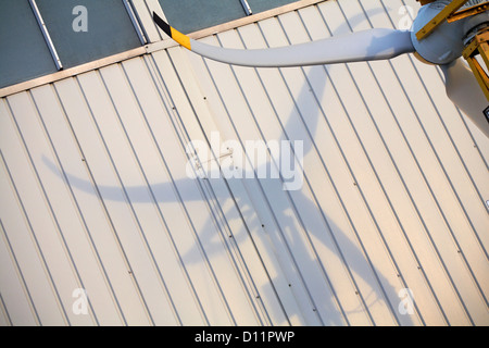 Schatten der Atlantic zwei klingen, schwimmende Windkraftanlage, am Calshot, Hampshire im November Stockfoto