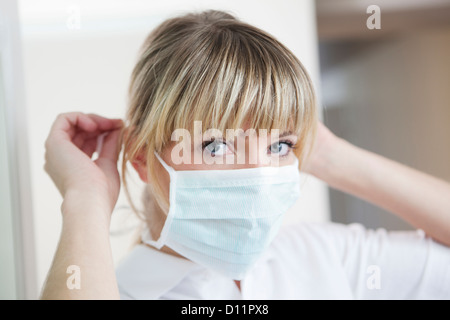 Deutschland, Zahnarzt mit Mundschutz Stockfoto