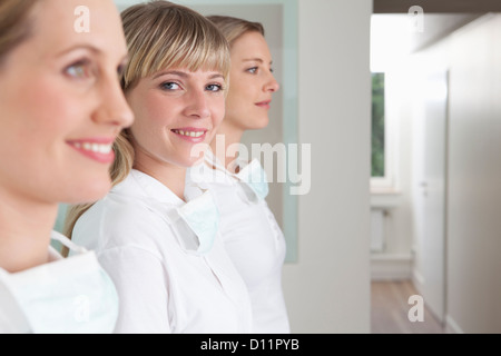 Deutschland, Zahnarzt und Assistenz, Lächeln Stockfoto