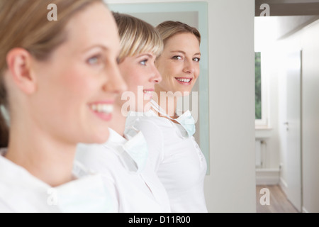 Deutschland, Zahnarzt und Assistenz, Lächeln Stockfoto
