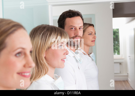 Deutschland, Zahnarzt und Hilfe zu Lächeln Stockfoto