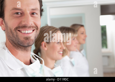Deutschland, Zahnarzt und Hilfe zu Lächeln Stockfoto