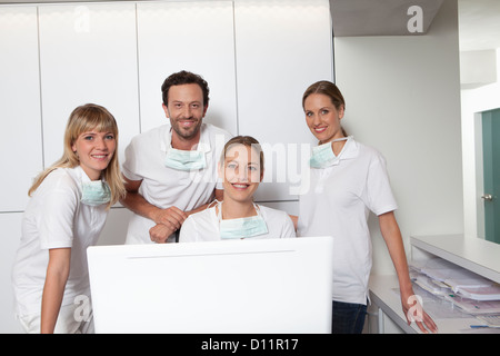 Deutschland, Zahnarzt und Assistenz, Lächeln, Porträt Stockfoto