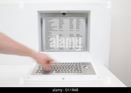 Deutschland, Zahnarzt mit Tastatur Stockfoto