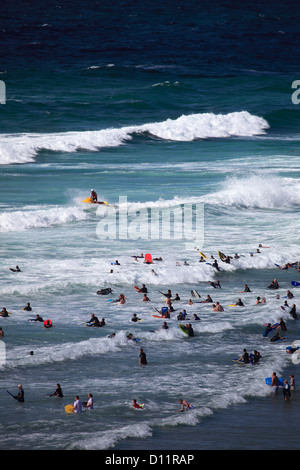 Ansicht der Surfer im Meer am Strand von Perranporth; Cornwall Grafschaft; England; UK Stockfoto