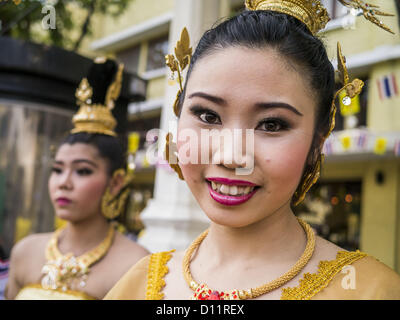 5. Dezember 2012 vorzubereiten, während der öffentliche Zeremonie zur Feier des Geburtstages von Bhumibol Adulyadej, der König von Thailand, am Sanam Luang, einem riesigen öffentlichen Raum vor dem Grand Palace in Bangkok Mittwoch Abend zum Grand Palace parade - Bangkok, Thailand - Frauen. Der König feierte seinen 85. Geburtstag Mittwoch und Hunderttausende von Thais besucht die lange Feier rund um den Grand Palace und das Royal Plaza, nördlich der Palast. Die thailändische Monarch wird von den meisten Thais als vereinigende Kraft in der thailändischen Gesellschaft, die noch nicht von der politischen Gewalt 2010 erholt verehrt. Stockfoto