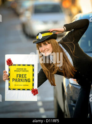 Kostenloses Parken auf der Straße in Eastbourne, East Sussex im Vorfeld bis Weihnachten. Lucy Towson-Bishop (21) hatten eine "feine" Zeit als sie heute gefeierte Parkuhren werden entlassen in Eastbourne, Hastings und Lewes an der Spitze bis zu Weihnachten. East Sussex County Council bieten kostenlose Parkplätze auf der Straße für late-Night shopping jeden Donnerstag nach 16:00 läuft bis Weihnachten. Die Initiative wurde von Eastbourne Town Team, eine Gruppe von jungen Geschäftsleute in Eastbourne angestiftet deren Ziel hinter dem Label "Gott ist Zimmer warten" lassen und neue Energie tanken Eastbourne Stadtzentrum entfernt. Stockfoto