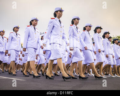 5. Dezember 2012 März - Bangkok, Thailand - Frauen in der thailändischen Militärs in einer Parade zum Grand Palace während der öffentlichen Zeremonie zur Feier des Geburtstages von Bhumibol Adulyadej, der König von Thailand, am Sanam Luang, einem riesigen öffentlichen Raum vor dem Grand Palace in Bangkok Mittwoch Abend. Der König feierte seinen 85. Geburtstag Mittwoch und Hunderttausende von Thais besucht die lange Feier rund um den Grand Palace und das Royal Plaza, nördlich der Palast. Die thailändische Monarch wird von den meisten Thais als vereinigende Kraft in der thailändischen Gesellschaft, verehrt das noch nicht aus der Politik gewonnen wird Stockfoto