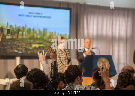 New Yorks Bürgermeister Michael Bloomberg mit Stadtrat Sprecher Christine Quinn den ersten Spatenstich für Hudson Yards Stockfoto